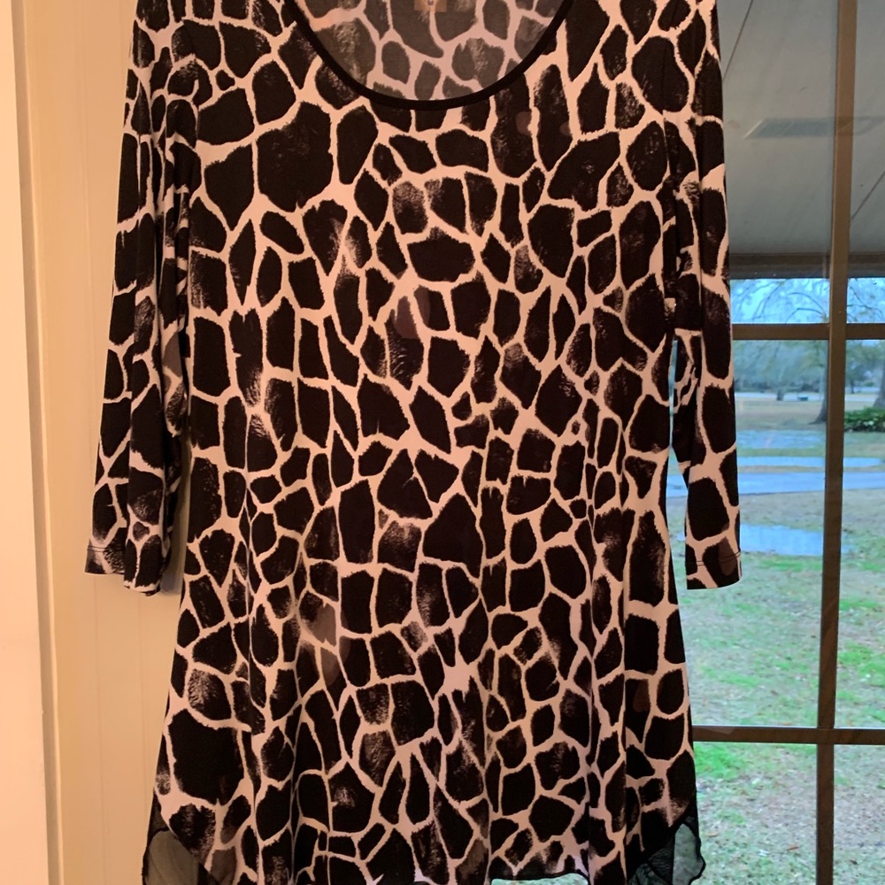 3/4 sleeve, Giraffe print top.